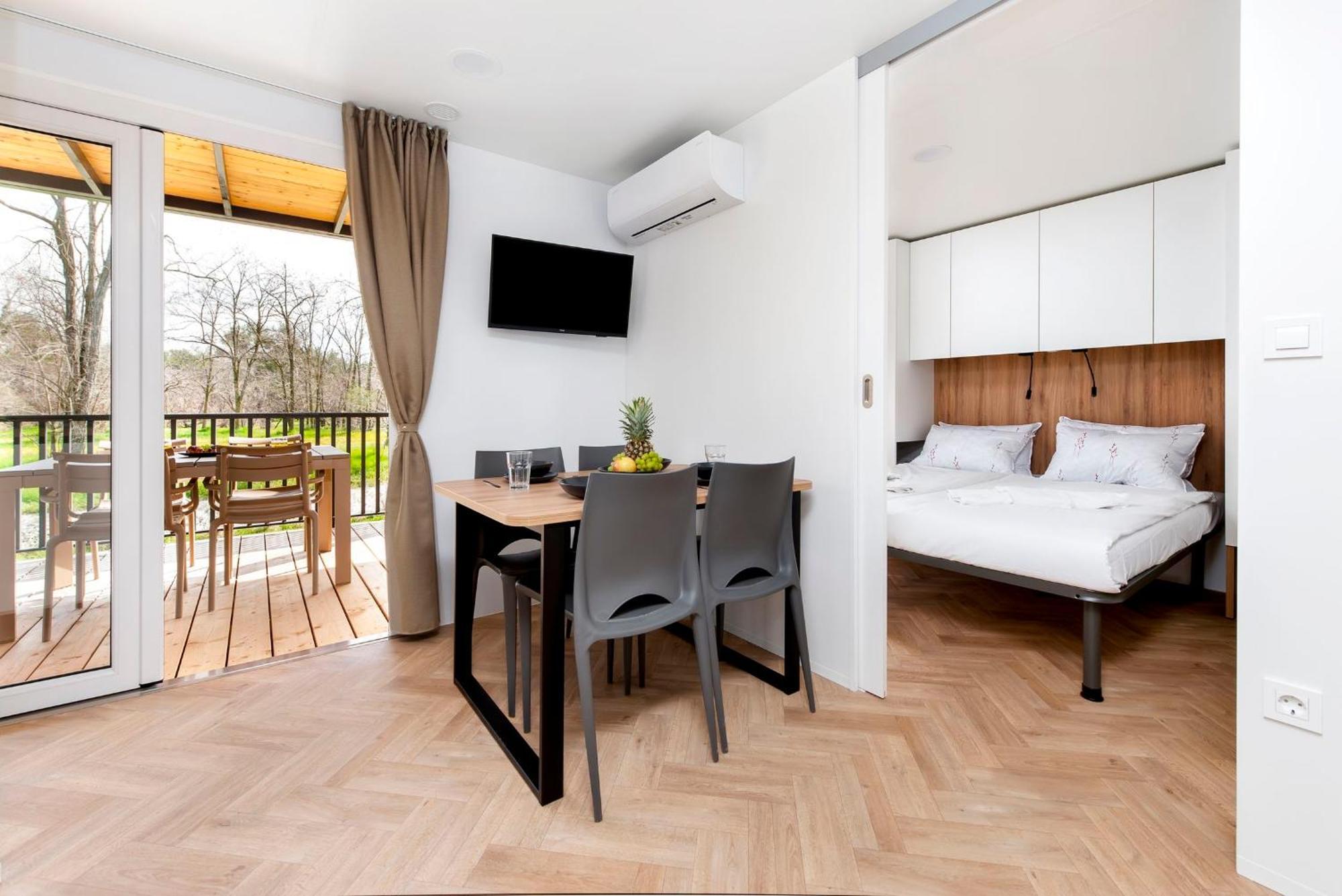 Mobile Homes Casapini In Fkk Camping Solaris Porec Bilik gambar